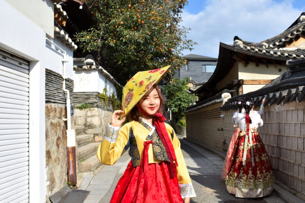 FA19_Semester-in-South-Korea-Sogang-University_Benjamin-Schneider_University-of-Texas-at-San-Antonio_photo-contest_golden_lady_bukchon_hanok-1024x683