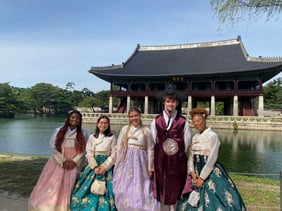 Seoul_FA2022_Gyeongbokgung_and_Hanbok_wearing_(1)