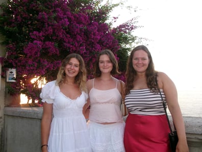 fa0d29bc-50b8-4308-8c73-6e9a0eee855e-aa_photo_upload-Spring-Summer2024_Sorrento_SabinaCumming_UniversityOfMichigan_FriendsInSorrento
