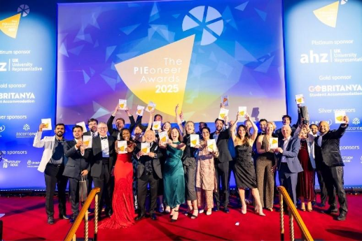 A group of people holding up paper

AI-generated content may be incorrect.