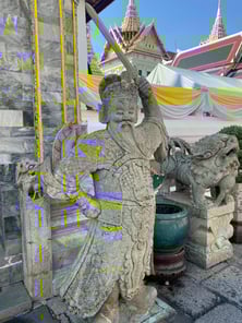 wat arun statue